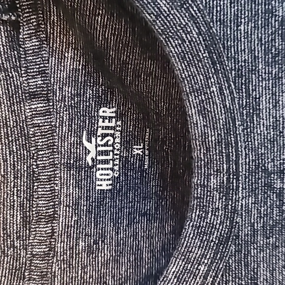 Hollister Men's Blue T-Shirt - Picture 2 of 5